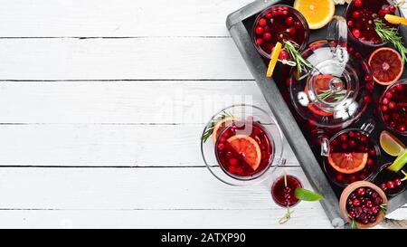 Succo di mirtillo rosso e bevande. Mirtilli, limette, rosmarino. Su sfondo bianco. Vista dall'alto. Spazio libero per il testo. Foto Stock