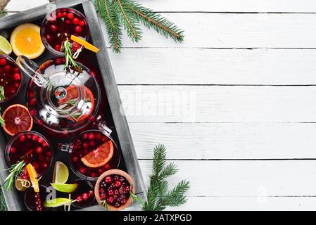 Succo di mirtillo rosso e bevande. Mirtilli, limette, rosmarino. Su sfondo bianco. Vista dall'alto. Spazio libero per il testo. Foto Stock