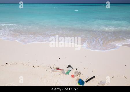 Inquinamento di plastica; rifiuti di plastica lavati su una spiaggia nelle Maldive, Oceano Indiano, Asia Foto Stock
