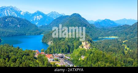 Paesaggio Con Castello Di Hohenschwangau, Baviera, Germania. Bellissimo panorama dei laghi di montagna. Scenario di natura alpina in estate. Vista panoramica aerea o Foto Stock