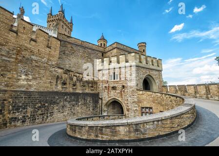 Castello Hohenzollern primo piano, Germania. Questo castello è un punto di riferimento nelle vicinanze di Stoccarda. Ingresso a spirale al maestoso Burg Hohenzollern. Famoso gotico c Foto Stock