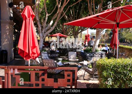 Le persone che gustano il pranzo all'Olive & Ivy Restaurant sul lungomare di Scottsdale, Arizona Foto Stock