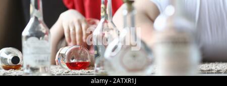 Ubriaco giacente sul pullman Foto Stock