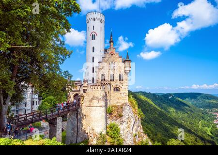 Germania - 4 agosto 2019: Castello di Lichtenstein in estate. Questo bellissimo castello è un punto di riferimento di Baden-Wurttemberg. Vista panoramica del magico Lichtenstein Cast Foto Stock