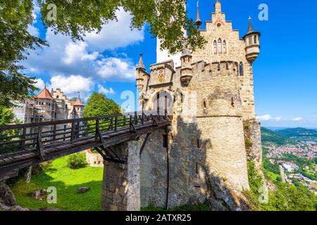 Castello di Lichtenstein con ponte, Baden-Wurttemberg, Germania. Questo castello fiabesco è un punto di riferimento della Germania. Vista frontale del Castello di Lichtenstein su una c Foto Stock