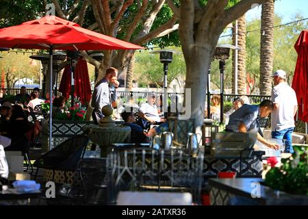 Le persone che gustano il pranzo all'Olive & Ivy Restaurant sul lungomare di Scottsdale, Arizona Foto Stock