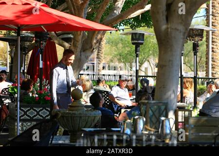Le persone che gustano il pranzo all'Olive & Ivy Restaurant sul lungomare di Scottsdale, Arizona Foto Stock