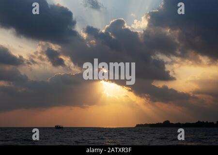 Tramonto tropicale - drammatico tramonto sull'Oceano Indiano nelle Isole Maldive, Maldive, Asia Foto Stock