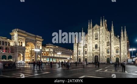 Cattedrale di Milano o Duomo di Milano di notte, Italia. Questo posto è un punto di riferimento di Milano. Panorama del famoso centro di Milano al tramonto. Lungo Foto Stock
