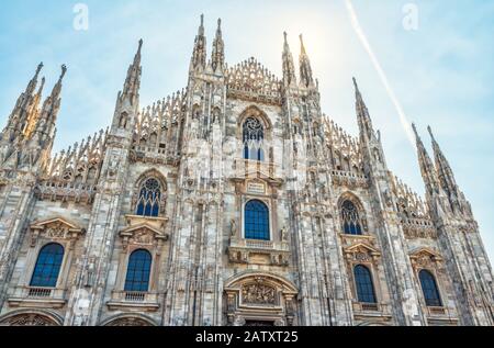Il famoso Duomo di Milano in una giornata di sole a Milano. Il Duomo di Milano è la chiesa più grande d'Italia e la quinta più grande d'Italia Foto Stock