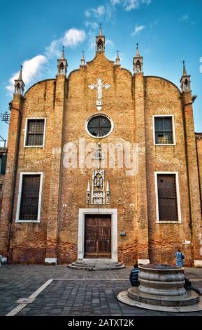 La Chiesa Di Sant'Apollinare A Venezia. Fu costruito nel 11th secolo ed è una delle chiese più antiche di Venezia. Foto Stock
