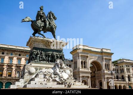 Monumento a Vittorio Emanuele II e Galleria Vittorio Emanuele II sulla Piazza del Duomo nel centro di Milano. Questa galleria è Foto Stock