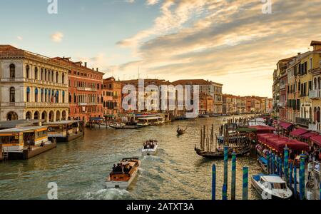 Venezia, Italia - 17 maggio 2017: Taxi d'acqua e gondole navigano lungo il Canal Grande al tramonto. Il Canal Grande è uno dei principali canali di traffico acquatico Foto Stock
