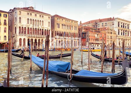 Venezia, Italia - 21 maggio 2017: Ormeggio per gondole sul Canal Grande. La gondola è il mezzo di trasporto turistico più attraente di Venezia. Foto Stock