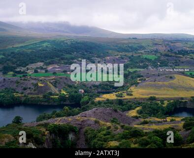 Visualizza SSW su Dorothea ardesia cava lavorazioni in Dyffryn Nantlle, Galles, Regno Unito: Pozzi allagati, rifiuti suggerimenti, elevatori, ardesia contrafforti e piramidi ecc Foto Stock