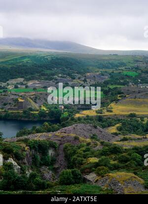 Visualizza SSW su Dorothea ardesia cava lavorazioni in Dyffryn Nantlle, Galles, Regno Unito: Pozzi allagati, rifiuti suggerimenti, elevatori, ardesia contrafforti e piramidi ecc Foto Stock