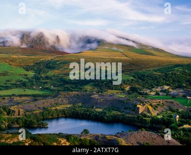 Vedi SSE sopra la cava di ardesia di Dorothea, Dyffryn Nantlle, Galles, Regno Unito: Pozzi allagati, punte di scarto, elevatori, contrafforti di ardesia, piramidi e casa con motore a trave. Foto Stock