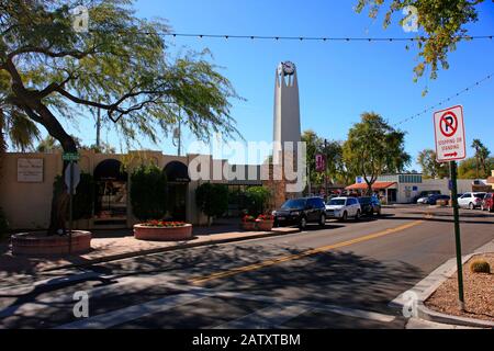 La torre dell'orologio nel quartiere commerciale 5th Ave della città vecchia di Scottsdale AZ Foto Stock