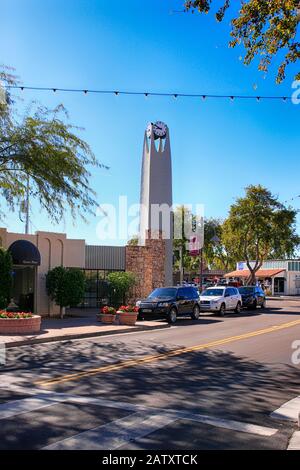 La torre dell'orologio nel quartiere commerciale 5th Ave della città vecchia di Scottsdale AZ Foto Stock