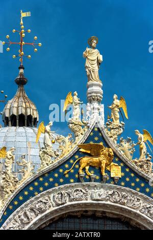 Basilica di San Marco a Venezia,`s Italia. La Basilica di San Marco fu costruita nel 12th secolo ed è la principale attrazione turistica Foto Stock