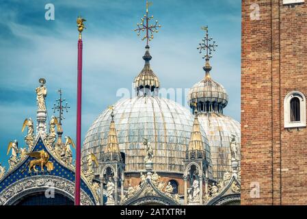 Cupole della Basilica di San Marco a Venezia. La Basilica di San Marco fu costruita nel 12th secolo ed è il principale turista A. Foto Stock