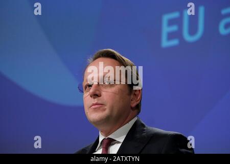 Bruxelles, Belgio. 5th Feb, 2020. Commissario europeo Incaricato Di Vicinato e Allargamento, Oliver Vargelyi terrà una conferenza stampa. Credito: Alexandros MICHAILIDIS/Alamy Live News Foto Stock