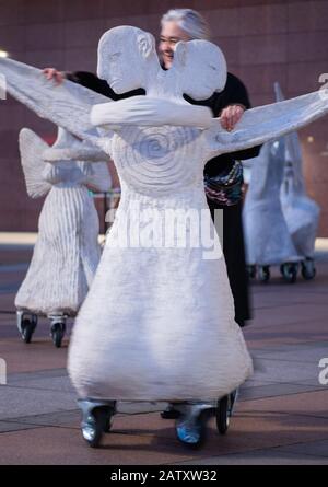 Dresda, Germania. 05th Feb, 2020. L'artista norvegese-danese Marit Benthe Norheim spinge un angelo dal progetto d'arte 'Rolling Angels' di fronte al Palazzo della Cultura. In occasione del 75th anniversario della distruzione di Dresda, il 13 febbraio, 17 sculture ad angelo rotante, dotate di una solida installazione da parte del compositore norvegese Geir Johnson, si mescolano con il popolo. Credito: Robert Michael/Dpa-Zentralbild/Dpa/Alamy Live News Foto Stock