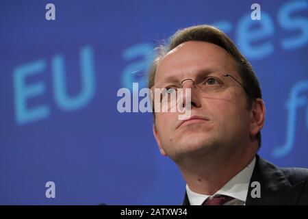 Bruxelles, Belgio. 5th Feb, 2020. Commissario europeo Incaricato Di Vicinato e Allargamento, Oliver Vargelyi terrà una conferenza stampa. Credito: Alexandros MICHAILIDIS/Alamy Live News Foto Stock