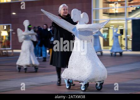 Dresda, Germania. 05th Feb, 2020. L'artista norvegese-danese Marit Benthe Norheim spinge un angelo dal progetto d'arte 'Rolling Angels' di fronte al Palazzo della Cultura. In occasione del 75th anniversario della distruzione di Dresda, il 13 febbraio, 17 sculture ad angelo rotante, dotate di una solida installazione da parte del compositore norvegese Geir Johnson, si mescolano con il popolo. Credito: Robert Michael/Dpa-Zentralbild/Dpa/Alamy Live News Foto Stock