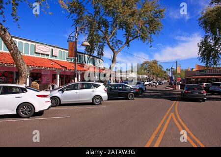 Le persone che godono del parcheggio gratuito e dei negozi accoglienti nel quartiere commerciale 5th Ave della città vecchia di Scottsdale AZ Foto Stock