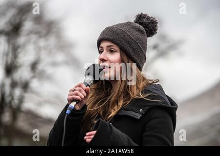 Monaco, Baviera, Germania. 5th Feb, 2020. Proseguendo la serie di proteste contro la preoccupazione plurinazionale Siemens, il venerdì Per Il Futuro si riunì alla Coubertinplatz presso l'Olympia Park di Monaco. Il gruppo ritiene che sia scandaloso che Siemens si dipinge contemporaneamente come verde e rispettoso dell'ambiente, sostenendo al contempo le iniziative di estrazione del carbone. Credit: Zuma Press, Inc./Alamy Live News Foto Stock