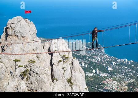 Crimea, RUSSIA - 19 MAGGIO 2016: Passeggiata turistica sul ponte di corda sul Monte ai-Petri. E' una delle montagne più alte della Crimea e delle attrazioni turistiche Foto Stock