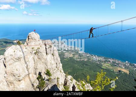 Crimea, RUSSIA - 19 MAGGIO 2016: Passeggiata turistica sul ponte di corda sul Monte ai-Petri. Ai-Petri è una delle montagne più alte della Crimea e del touris Foto Stock