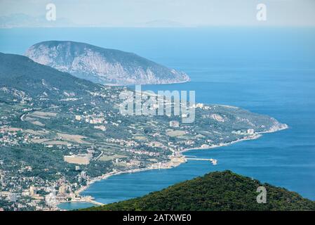 Veduta aerea della città di Yalta dal Monte ai-Petri. Ayu-Dag, o Bear Mountain, sullo sfondo. Paesaggio Della Crimea, Russia. Foto Stock