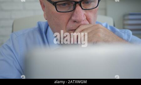 Un Uomo D'Affari Serio Nella Stanza Dell'Ufficio Che Usa Un Portatile, Un Uomo D'Affari Che Managing Le Informazioni Dell'Azienda Foto Stock