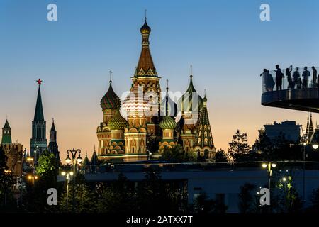 Cremlino di Mosca e Cattedrale di San Basilio`s di notte, Russia. Vista dal Parco Zaryadye, nuova attrazione turistica di Mosca. Panorama del centro di Mosca in Foto Stock