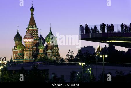 Centro di Mosca di notte, Russia. Il personale del Parco Zaryadye si affaccia sulla Cattedrale di San Basilio`s in serata. Questo posto è un'attrazione turistica di Mosca Foto Stock