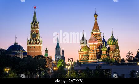 Cremlino di Mosca e Cattedrale di San Basilio`s di notte, Russia. Questo posto e' la principale attrazione turistica di Mosca. Bella vista dei monumenti di Mosca in su Foto Stock