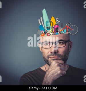 Ritratto di uomo con gli occhiali e la mano sul mento. Guarda pensieroso. Caucasian con capelli corti, studio shot. Foto Stock