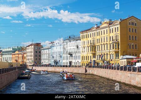 SAN PIETROBURGO, RUSSIA - 14 GIUGNO 2014: Il fiume Moyka con barche turistiche. San Pietroburgo era la capitale della Russia e attrae molti turisti. Foto Stock