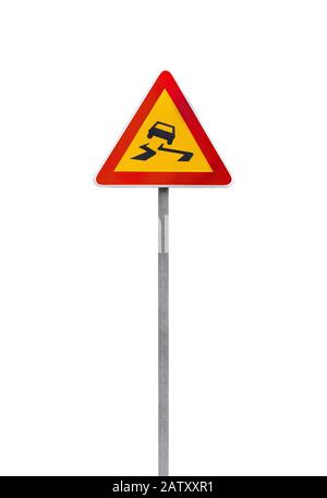Strada sdrucciolevole, cartello stradale triangolare di avvertimento su un palo metallico isolato su bianco, foto verticale Foto Stock