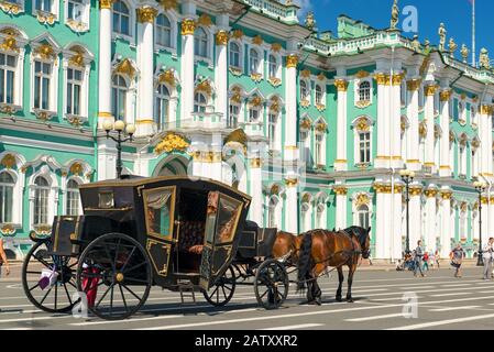 San PIETROBURGO, RUSSIA - 14 GIUGNO 2014: Carrozza per i turisti di fronte al Palazzo d'Inverno. Questo palazzo fu, dal 1732 al 1917, la residenza ufficiale Foto Stock