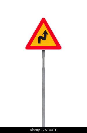 Curve pericolose, triangolo giallo che avverte il segnale del traffico su un palo metallico isolato su una foto bianca verticale Foto Stock