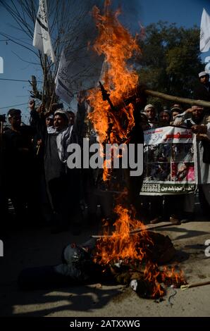 5 Febbraio 2020: Peshawar, Pakistan. 05 Febbraio 2020. I pakistani organizzano una protesta per celebrare la Giornata della solidarietà del Kashmir, nella città pakistana di Peshawar. I partecipanti hanno sventolato bandiere e slogan cantati a sostegno dell'India amministrato Kashmir e la lotta di Kasmiris per il loro diritto all'autodeterminazione. La bandiera indiana e un'effigie del presidente indiano Narendra modi sono stati stabiliti durante la protesta di mercoledì. I bambini si unirono anche al raduno che agitava il Pakistan e la bandiera Azad Jammu e Kashmir in solidarietà con il Kashmiris. Lo Stato indiano di Jammu e Kashmir è stato sottoposto a gravi restrizioni Foto Stock