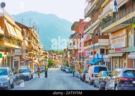 Kalabaka, Grecia - 18 settembre 2019: Strada con sop e auto parcheggiate nella città di Kalabaka Foto Stock