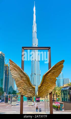 Dubai, OAE - 01 febbraio 2020: La scultura moderna Wings of Mexico di Jorge Marin e l'edificio Burj Khalifa sullo sfondo Foto Stock