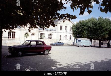 CROISSY SUR SEINE YVELINES VICINO A PARIGI PLACE DE L'ÉCOLE ET DE LA MAIRIE - PITTORI SPOT IMPRESSIONISTA - PARIS ART PLACE - FOTOGRAFIA DI DIAPOSITIVE IN ARGENTO © FRÉDÉRIC BEAUMONT Foto Stock