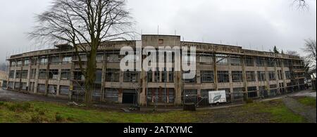 La fabbrica della Cumberland Pencil Company in stile Art Deco a Kewick, Cumbria, Inghilterra, è in fase di lavoro. Il museo della matita Derwent si trova accanto. Foto Stock