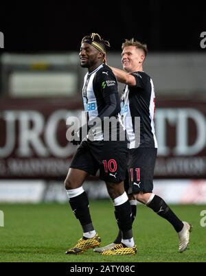 Goalscorer Allan Saint-Maximin (10) con Matt Ritchie di Newcastle United durante la partita di replay round 4th della fa Cup tra Oxford United e Newcastle Foto Stock