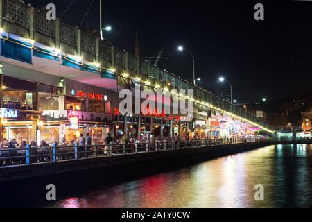 Istanbul - 25 MAGGIO: I turisti si rilassano nei ristoranti situati al primo livello del famoso Ponte Galata di notte il 25 maggio 2013 a Istanbul, Turk Foto Stock